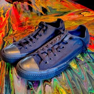 Men’s lowtop Converse size 11